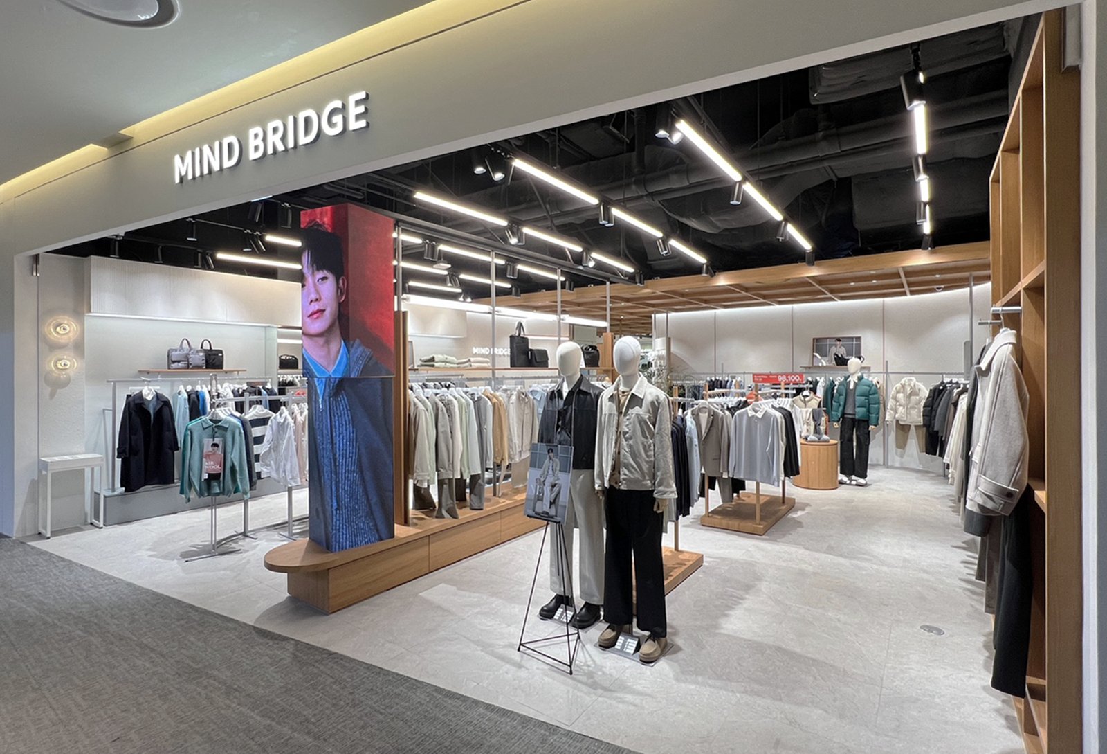 Mind Bridge storefront at Lotte Outlet Dongbusan with clothing displays and mannequins near the entrance