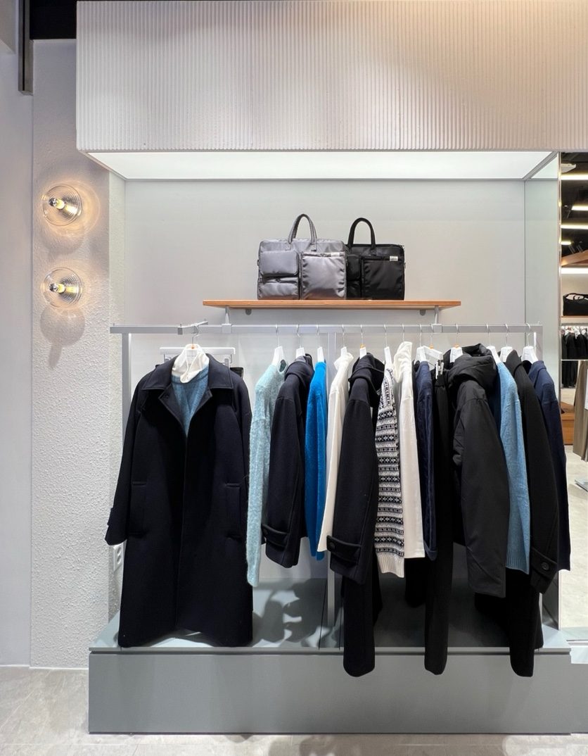 Accessories display with bags